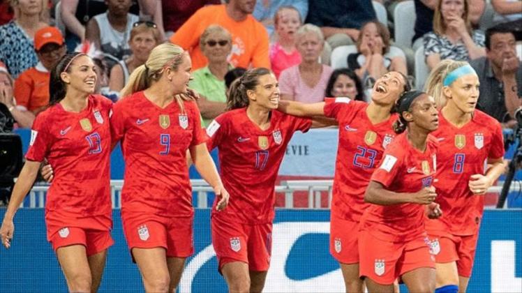 Die Spielerinnen aus den USA freuen sich: Das Halbfinale gegen England wurde 2:1 gewonnen. 