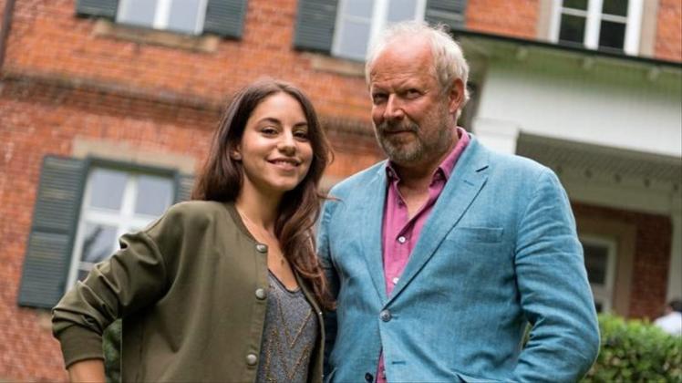 Almila Bagriacik (l) und Axel Milberg vor einem Drehort für den Kieler "Tatort - Borowski und das Glück der anderen“. Almila Bagriacik (l) und Axel Milberg vor einem Drehort für den Kieler "Tatort - Borowski und das Glück der anderen“.