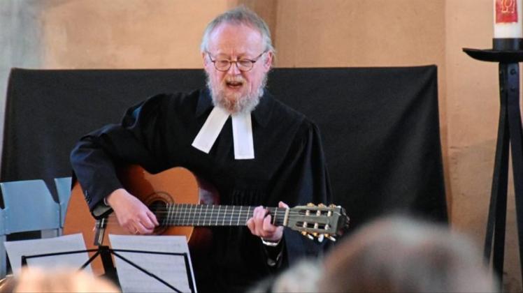 Der Huder Pastor Reiner Backenköhler begleitet sich beim Sonntagsgottesdienst in der St.-Elisabeth-Kirche auf der Gitarre. 