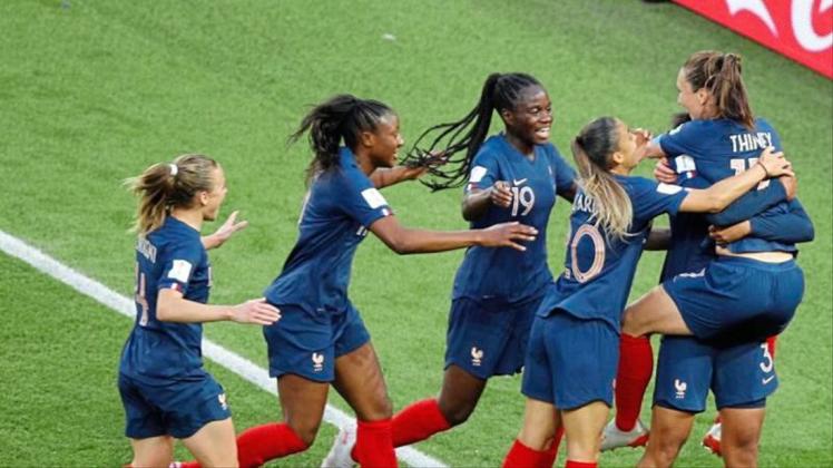 Frankreichs Fußball-Frauen feiern den gelungenen WM-Auftakt gegen Südkorea. 