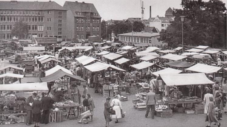 Wochenmarkt im Jahr 1955: Die Marktstände sollten noch für viele Jahre auf dem Hans-Böckler-Platz aufgebaut werden. Archivfoto: Hermann Weizsäcker