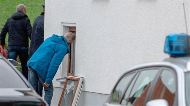 In dem Einfamilienhaus in Niederbayern hatte die Polizei drei Leichen gefunden. 