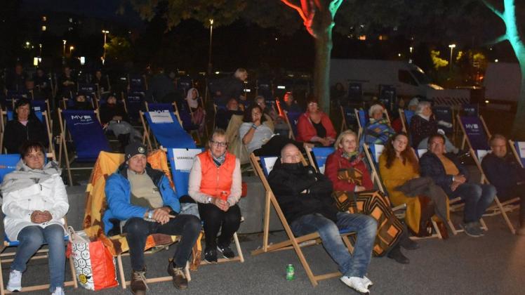 Freiluftkino Am Fernsehturm: Die mehr als 70 Zuschauer am Eröffnungsabend hatten viel Spaß.