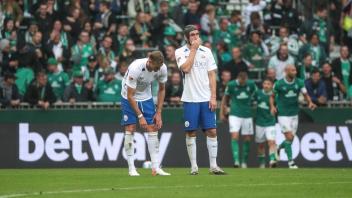 Thomas Meißner (l.) und Damian Roßbach hatten mit Hansa Rostock gegen Werder Bremen das Nachsehen.