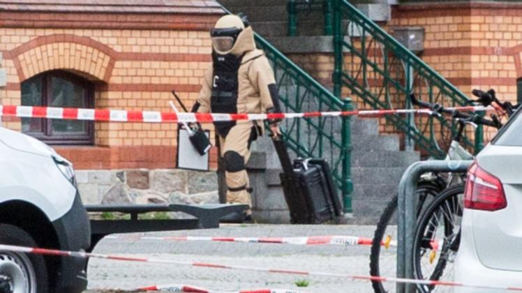 Ein Bomben-Entschärfer auf dem Weg zu den verdächtigen Gepäckstücken: Die Koffer am Schweriner Hauptbahnhof lösten am Montagvormittag einen Großeinsatz aus.