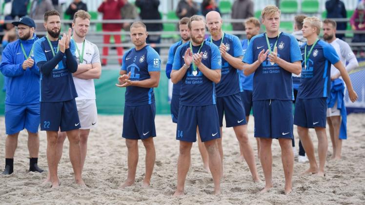 Hängende Köpfe trotz „Silber”: Die Rostocker Robben haben den Deutschen Meistertitel verpasst. Im Finale unterlagen sie den Beach Royals Düsseldorf mit 3:4.