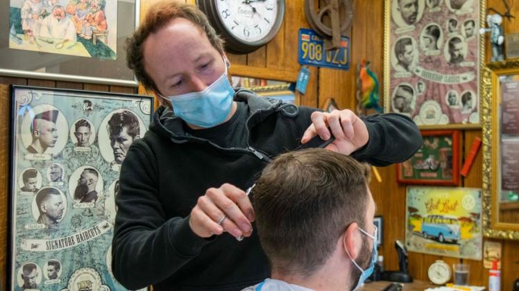 Marcus Zeller, Inhaber des Friseursalons Smart Cut by Marcus an der Bremer Straße, sorgt dafür, dass aus der wilden Lockdown-Mähne wieder eine Frisur wird.