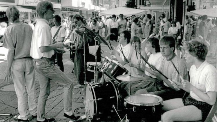 Viele Leute hörten den jungen Musikern in der Delmenhorster Fußgängerzone zu. 