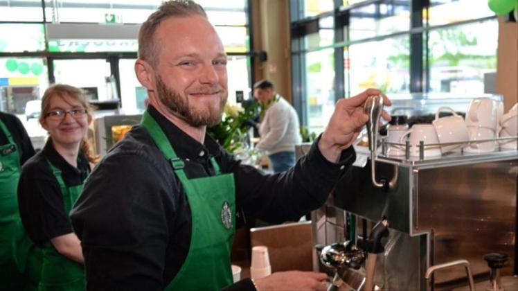 Store-Manager Florian Müller und seine Mitarbeiter bereiten sich auf die Starbucks-Eröffnung im Ochtum-Park vor. 