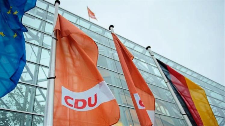 CDU-Flaggen vor dem Konrad-Adenauer-Haus, der Parteizentrale der CDU, in Berlin. 