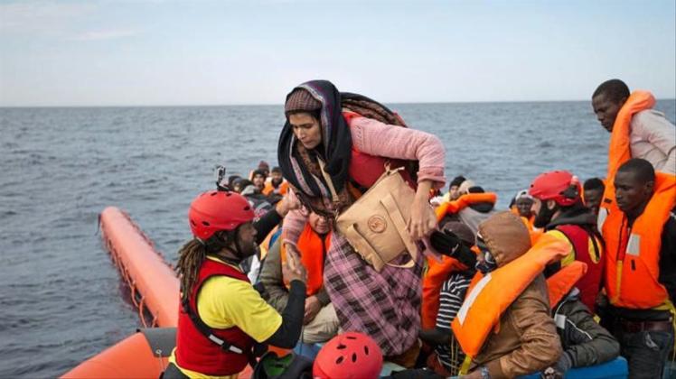 Flüchtlinge werden nördlich der libyschen Stadt Sabratha aus einem Schlauchboot gerettet. Ihnen droht oft der Rücktransport in das Bürgerkriegsland. 