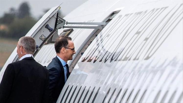 Außenminister Heiko Maas steigt in ein Flugzeug der Flugbereitschaft der Bundeswehr. 