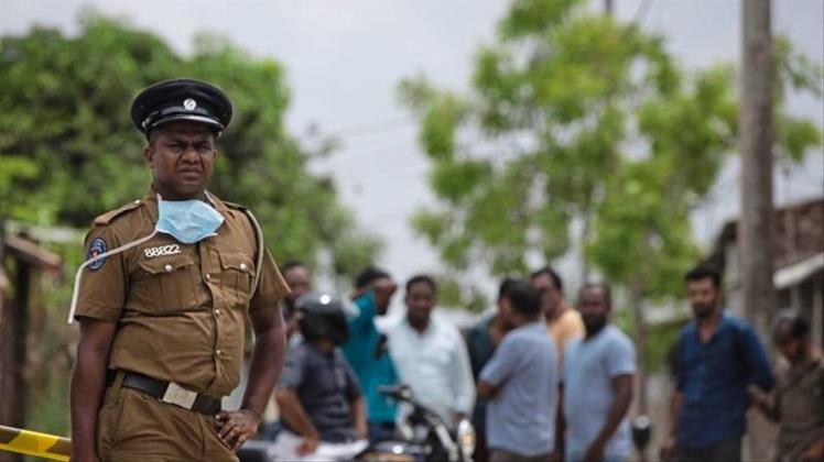 Ein Polizist bewacht einen Tatort in Kalmunai. Nach den verheerenden Osteranschlägen in Sri Lanka hat sich der IS auch zum jüngsten Blutvergießen an der Ostküste des Landes bekannt. 