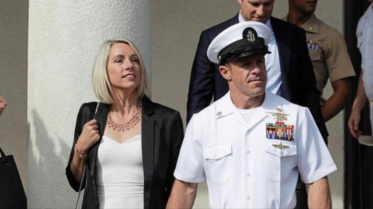Navy Special Operations Chief Edward Gallagher (m.) mit seiner Frau Andrea Gallagher. 