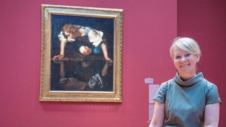 Museums-Direktorin Ortrud Westheider vor dem Caravaggio-Gemälde „Narziss“. 