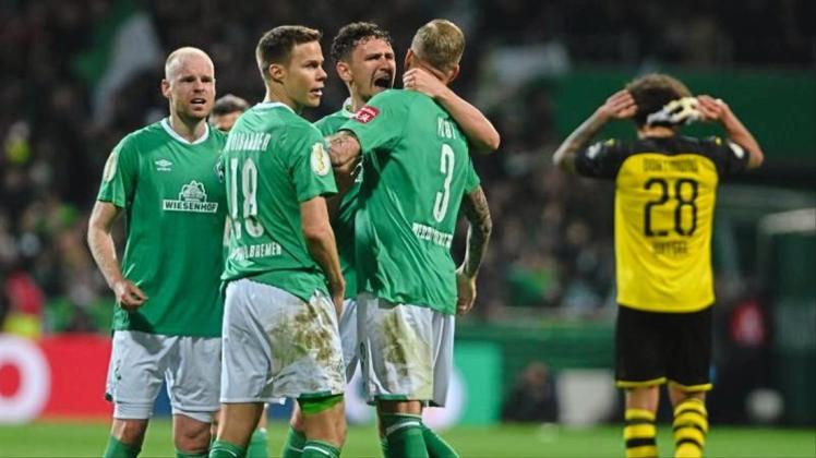 Werder Bemens Spieler (l) freuen sich nach dem Spiel über den Heimerfolg gegen den BVB. 