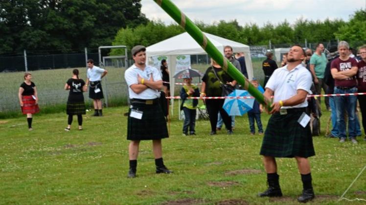 Kraft und Geschicklichkeit sind bei den Highland Games auf dem Platz des Märchencampings am Steller See gefragt. Archivfoto: Dirk Hamm