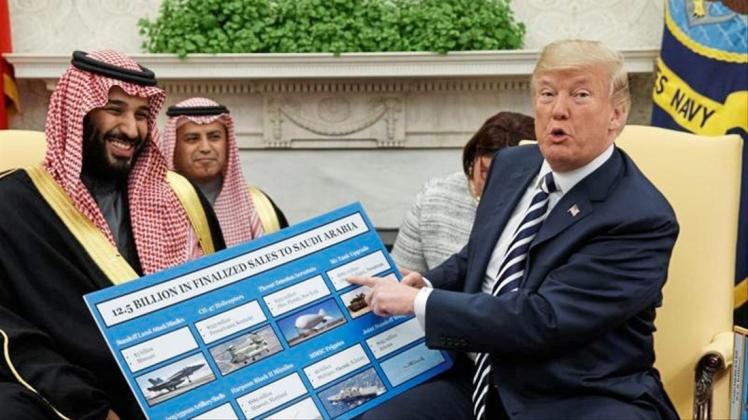 US-Präsident Donald Trump (r) empfängt den saudischen Kronprinzen Mohammed bin Salman 2018 im Weißen Haus und zeigt dabei auf ein Plakat, auf dem die Waffenverkäufe von den USA an Saudi-Arabien detailliert erklärt sind. 