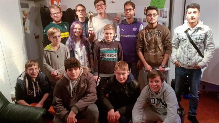 Ungeschlagen im gesamten Playstation-Turnier blieb der Sieger Hergen (obere Reihe, Dritter von links) auf Rang zwei Manuel (obere Reihe, Zweiter von links). Der dritte Platz ging an Ahmet aus Ostercappeln (rechts). 