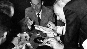Das Foto zeigt Erich Maria Remarque im Kreis von amerikanischen Journalisten kurz nach seiner Ankunft mit der „Queen Mary“ in New York am 4. September 1939.