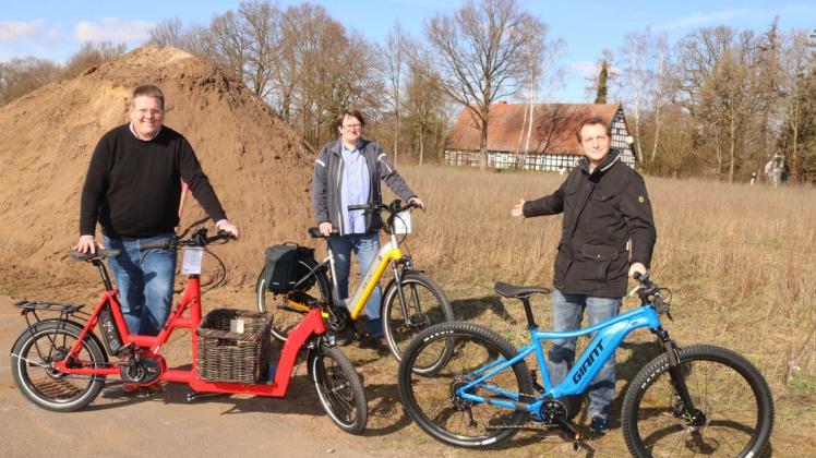 Benjamin Lilier (rechts) will gegenüber von Bode Heizung und Sanitär im neuen Gewerbegebit in Levern ein Fahrradhaus errichten. Das Thema Fahrrad Interessiert auch Kai Abruszat (links) und Steffen Bode.