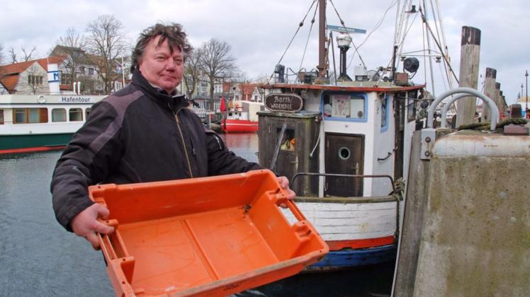 Auch die vielen Fischkisten hat Fischerkollege Ingo Pinnow von Bord des Fischkutters „Barth“ genommen.