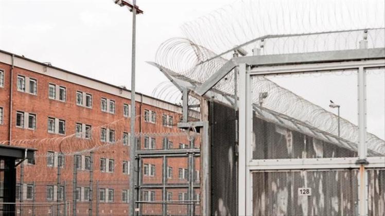 Ein Zellentrakt und Sicherungsanlagen auf dem Gelände der Justizvollzugsanstalt Lübeck. 