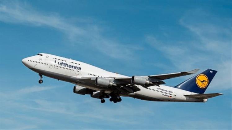 Boeing 747 der Lufthansa im Landeanflug auf Frankfurt. 