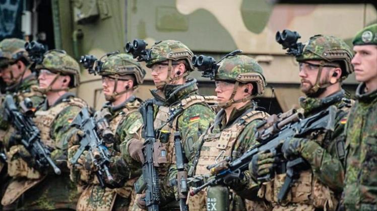 Soldaten der Bundeswehr bei einer Übung im Gelände. Die Bundeswehr-Auslandseinsätze 2018 waren einem Medienbericht deutlich teurer als geplant. 