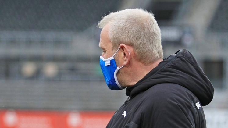 Kiels Sportchef Uwe Stöver nimmt die schwierige Situation an.