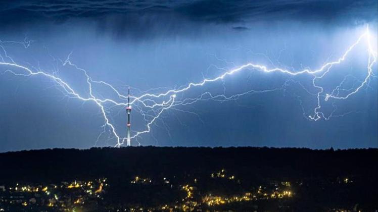 Blitze schlagen in der Nacht zu Samstag nahe des Stuttgarter Fernsehturms ein. 