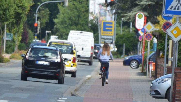 Besonders zufrieden sind die Radfahrer in Bramsche offenbar nicht, auch wenn es im ADFC-Test zu einem durchschnittlichen Wert reicht. Unser Bild zeigt den Lutterdamm, über den seit Jahren im Hinblick auf die Nutzung durch Auto- und Radfahrer sowie Fußgänger diskutiert wird (Archivbild).