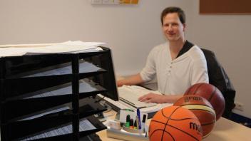 Gefragt im Raum Bad Essen und in Osnabrück: Lars Herrmann in seinem Büro in Bad Essen – natürlich mit Basketbällen auf dem Schreibtisch.