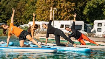 Yoga auf dem SUP-Board - auch das gehört zum Reisen mit dem Stand-Up-Board dazu.