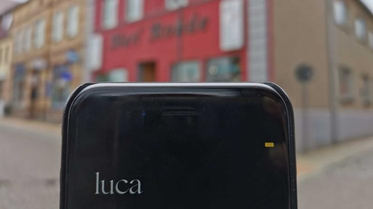Die Luca-App wird von immer mehr Geschäften zur Kontaktnachverfolgung eingesetzt. Auch der Fahrrad- und Geschenkeladen Karl Rohde am Lübzer Marktplatz will schnellstmöglich nachziehen.
