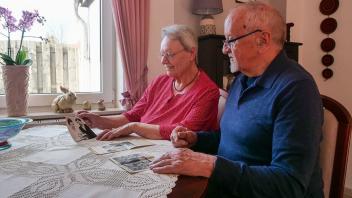 Vor 50 Jahren haben Inge und Uwe Gottschalk geheiratet. An die Trauung denken die beiden noch gerne zurück.