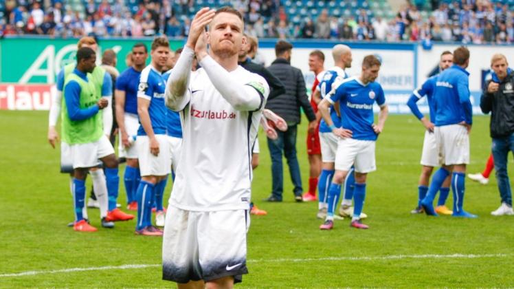 Marcel Schuhen verabschiedet sich nach seinem letzten Heimspiel für den FC Hansa im Mai 2017 von den Fans im Ostseestadion. Am Sonntag kehrt der Keeper mit dem SV Darmstadt 98 zurück.