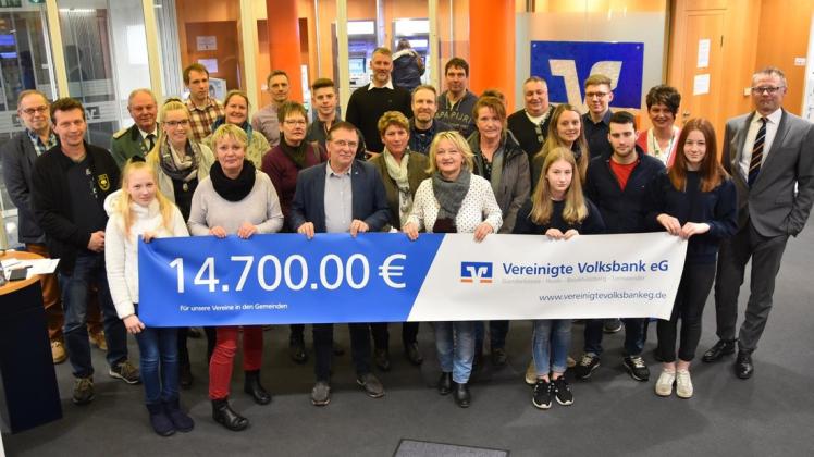 Die Vereinigte Volksbank unterstützt zwölf Vereine aus Bookholzberg mit insgesamt 14.700 Euro. Vorstandsmitglied Sascha Knaack (rechts) übergab die Spenden. Foto: Christopher Bredow