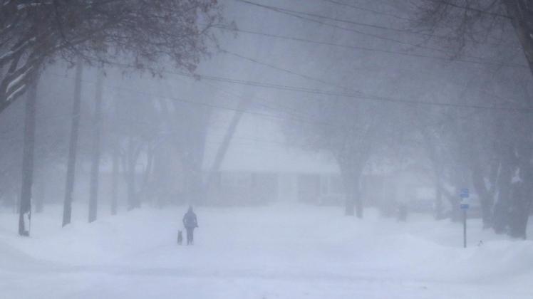 Starker Schneefall und böiger Wind haben im Mittleren Westen der USA dafür gesorgt, dass Schulen, Geschäfte und öffentliche Einrichtungen zeitweise geschlossen werden mussten.