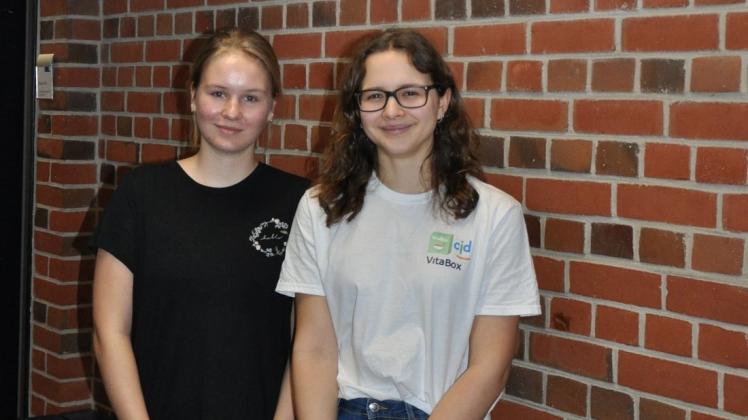In der Schülerfirma Vita Box versorgen die 17-jährigen Schülerinnen Jonna Ludwig (l.) und Lydia Möwes Leistungssportler an der Rostocker Christophorusschule mit einem gesunden Frühstück.