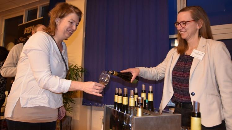 Viel zu probieren gab es am Stand von Elke Goldschmidt (links), an dem auch die Delmenhorsterin Kerstin Wilkens einen Schluck Wein probierte. Foto: Vincent Buß