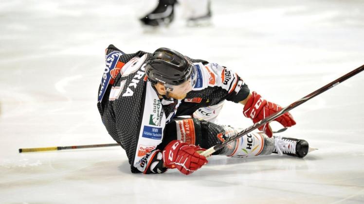 Bruchlandung für die REC-Piranhas: Mit 2:5 unterlagen die Rostocker (hier Tomas Kurka) am Freitagabend gegen die Halle Saale Bulls. Foto: Georg Scharnweber Bruchlandung für die REC-Piranhas: Mit 2:5 unterlagen die Rostocker (hier Tomas Kurka) am Freitagabend gegen die Halle Saale Bulls. Foto: Georg Scharnweber