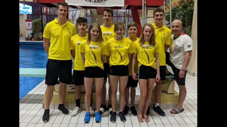 Nahmen erfolgreich bei den Meisterschaften im Wasserspringen teil (v.l.n.r.): Lucas Orlowsky (Trainer), Carlos Alexandru Taranu , Jette Müller, Paul Deiß, Thalea Paschel, Espen Prenzyna, Helena Boehnke, Tim Dreiucker, Michail Sachiasvili (Trainer). Nahmen erfolgreich bei den Meisterschaften im Wasserspringen teil (v.l.n.r.): Lucas Orlowsky (Trainer), Carlos Alexandru Taranu , Jette Müller, Paul Deiß, Thalea Paschel, Espen Prenzyna, Helena Boehnke, Tim Dreiucker, Michail Sachiasvili (Trainer).