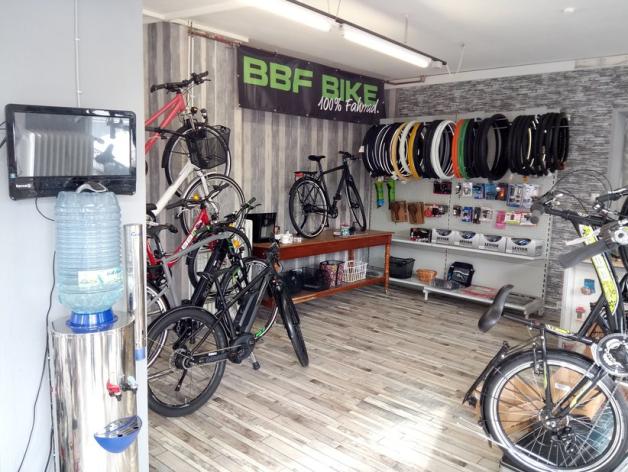 Aus der Zweiradtechnik ist die Zweirad-Fabrik geworden: Der Osnabrücker Heiner Griep hat den Fahrradladen an der Meller Straße 235 übernommen. Foto: Griep
