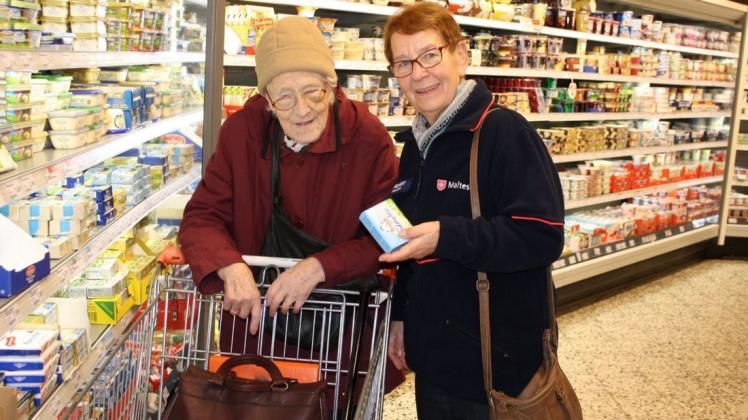 Eingespieltes Duo: Gerda Lehmkuhl (li., 92) nutzt das Angebot der Malteser regelmäßig. Im Bild steuert sie mithilfe von Hanni Wiechert (76) von den Maltesern durch den Inkoop-Markt am Brendelweg. Foto: Birgit Stamerjohanns Eingespieltes Duo: Gerda Lehmkuhl (li., 92) nutzt das Angebot der Malteser regelmäßig. Im Bild steuert sie mithilfe von Hanni Wiechert (76) von den Maltesern durch den Inkoop-Markt am Brendelweg. Foto: Birgit Stamerjohanns