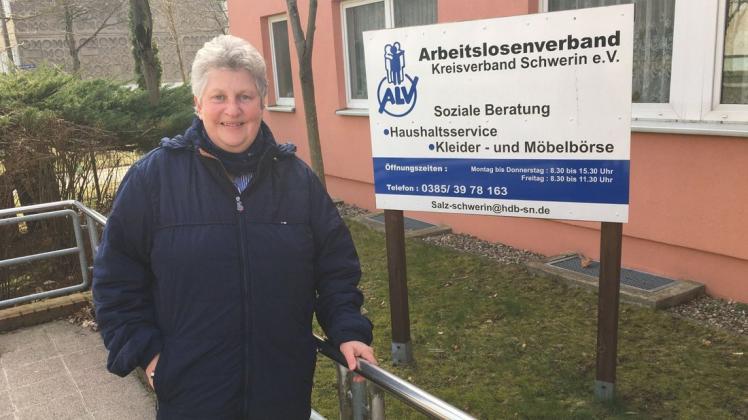 Freut sich auf den Neustart der Kleiderkammer: Silvia Piechowski, die Leiterin des Schweriner Arbeitszentrums im Haus der Begegnung.