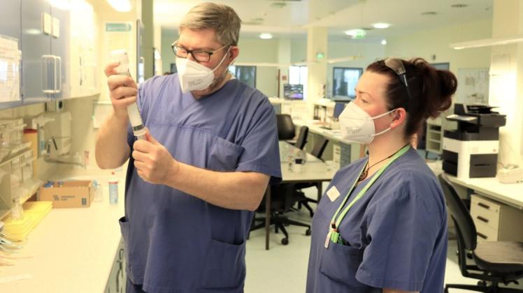 Perspektivwechsel: Klinikgeschäftsführer Daniel Dellmann versucht sich für einen Tag auf der Intensivstation.
