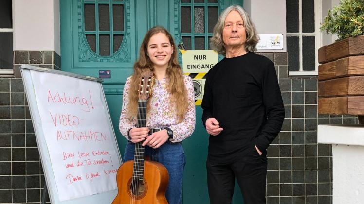 Hat den Sprung zum Bundeswettbewerb „Jugend musiziert“ geschafft: Inga Henke mit ihrem Gitarrenlehrer Burghardt Steltner in Güstrow.