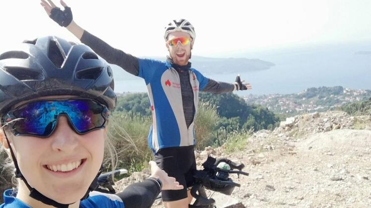Ein Selfie in Montenegro: Paula Günther und Leif Johannsen sind in zwei Tagen durchs Land gefahren, hatten aber dort die längste Strecke an der Küste.