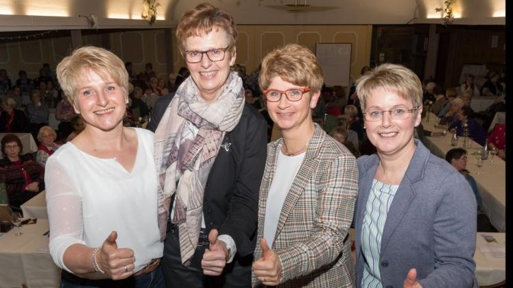 Der neue Teamvorstand bestehend aus Sonja Schlesier, Elisabeth Westphal und Elke Kneehans (v.l.) ersetzt die bisherige Vorsitzende Meike Ahlers (2. v.l.). Foto: Melanie Hohmann